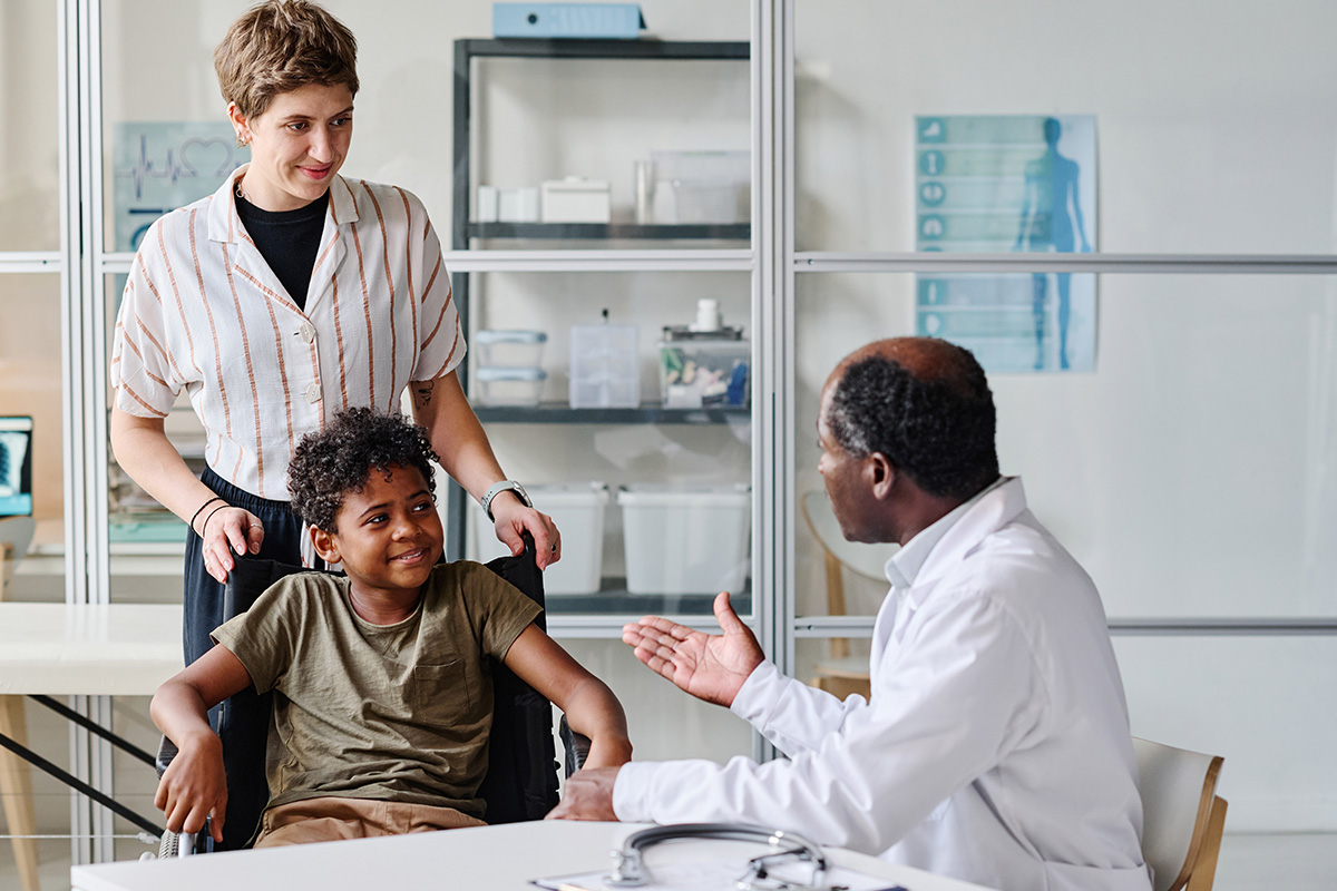 A patient meets with their Ad Astra interpreter and doctor.